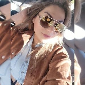 Meet your Posher, Isa